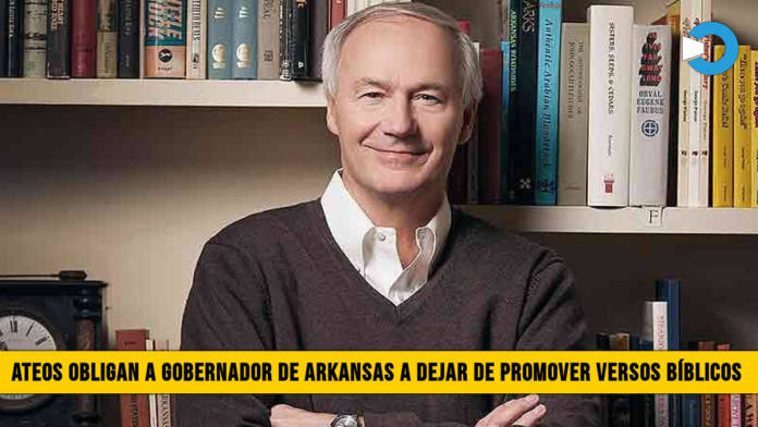 Ateos obligan a Gobernador de Arkansas a dejar de Premover versos BÃ­blicos