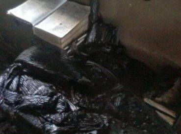 Biblia encontrada intacta tras ser incendiada una iglesia por musulmanes