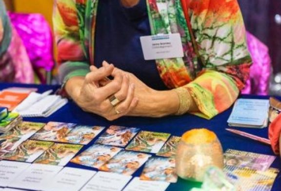 Inventan “tarot cristiano” en megaiglesia generando ola de críticas