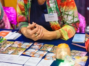 Inventan “tarot cristiano” en megaiglesia generando ola de críticas