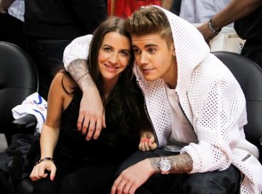 Justin Bieber restaura relación con su madre asistiendo a la iglesia