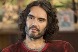 Russell Brand abandona drogas y dice “El Evangelio me ha traído paz”