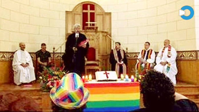 Iglesia de EspaÃ±a pone la Biblia sobre el â€œAltar del Orgullo Gayâ€� y realiza Culto