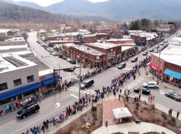 Cortejo fúnebre de Billy Graham acompañado por miles de personas a lo largo de 210 km