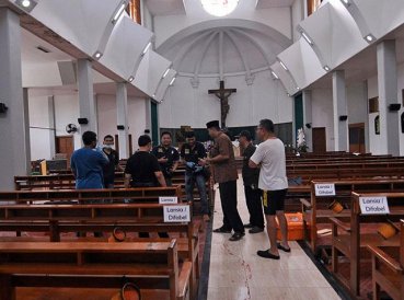 Hombre con machete ataca a cristianos durante servicio religioso