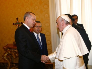 Papa recibe a presidente turco y le entrega medallón con “ángel de paz”