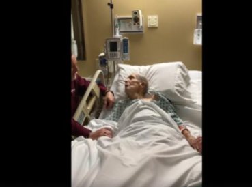 Viral video de anciano cantando “Cuán grande es él” antes de morir