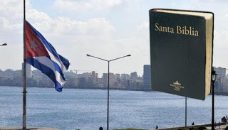 “NUESTRO DIOS ES FIDEL CASTRO”, DICEN POLICÍAS AL CONFISCAR LAS BIBLIAS DE CRISTIANOS EN CUBA
