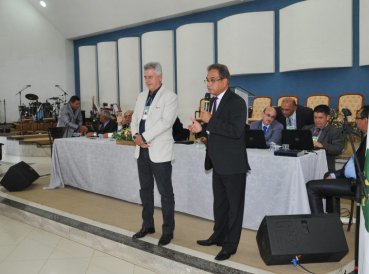 Gobernador que mandó derribar iglesias aplaudido por Asamblea de Dios