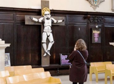 Insólito: Iglesia exhibe Stormtrooper crucificado en templo