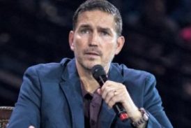 Jim Caviezel predica a jóvenes en universidad: “Dios va a usarlos”