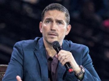 Jim Caviezel predica a jóvenes en universidad: “Dios va a usarlos”