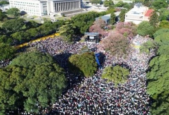 Más de 50 mil marchan contra el aborto en Argentina