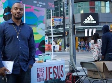 Pastor arrestado en la calle por llamar homosexualidad “pecado”