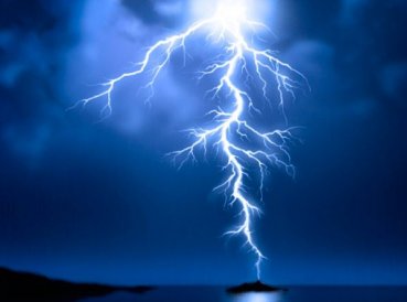 Rayo cae en iglesia en pleno culto matando a 16 personas