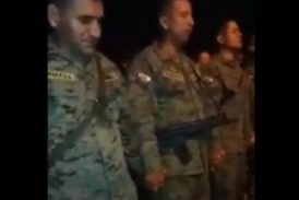 Soldados de Ecuador oran antes de salir a combatir narcotráfico