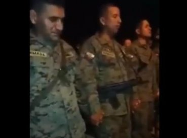 Soldados de Ecuador oran antes de salir a combatir narcotráfico