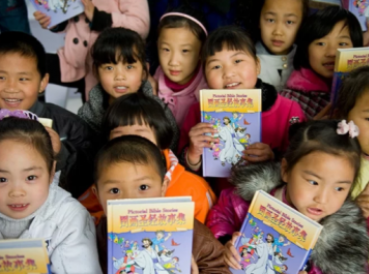 China prohíbe la enseñanza de la Biblia a niños