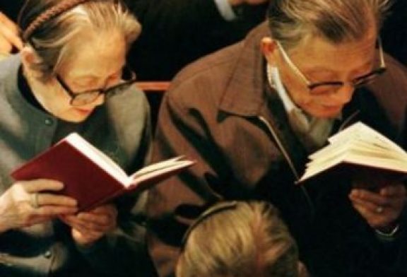 China prohíbe la venta de biblias en línea por no seguir “valores del socialismo”