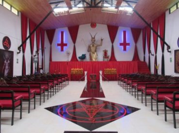 Colombianos se unen para protestar contra templo de Lucifer
