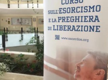 Curso do Vaticano enseña como expulsar demonios por  celular