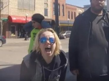 Hombre es agredido por feminista por oponerse aborto y evangelizarla