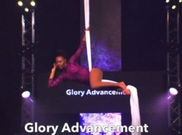 Insólito: Iglesia pone trapecistas de circo a la hora del culto