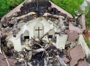 Iglesia se deshace con fuego, pero cruz permanece intacta