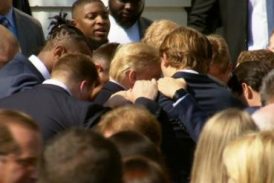Jugadores visitan la Casa Blanca y oran por el presidente Trump