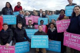 Nueva ley prohíbe a cristianos orar alrededor de clínicas de aborto
