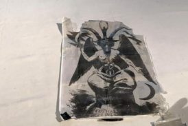 Satanista intenta incendiar iglesia dejando una imagen satánica en púlpito