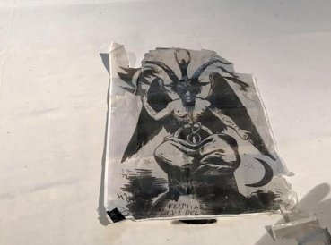 Satanista intenta incendiar iglesia dejando una imagen satánica en púlpito