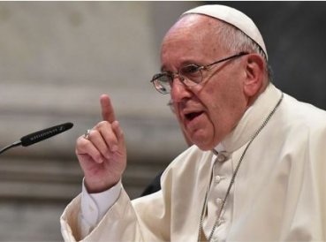 “Vamos a desterrar las armas”, pide Papa Francisco en tuít polémico