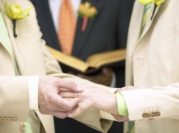 Iglesia Episcopal quiere quitar “marido y mujer” de ceremonias de matrimonio