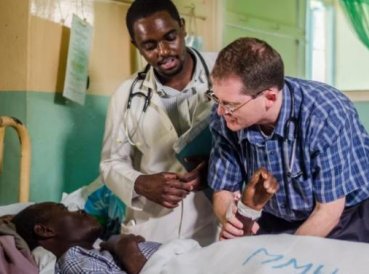 Misioneros luchan contra teología de la prosperidad para tratar crisis de VIH en África