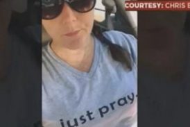 Profesora forzada a cambiarse de ropa tras usar camiseta con frase “sólo ore”