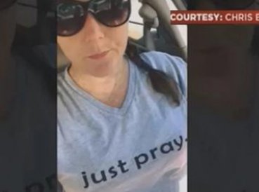 Profesora forzada a cambiarse de ropa tras usar camiseta con frase “sólo ore”