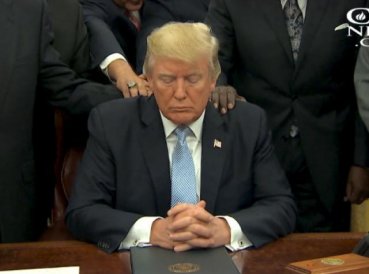 Trump es criticado por decir que “la fe es más poderosa que el gobierno”