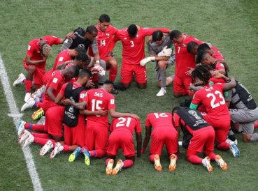 A pesar de la derrota, Selección de Panamá ora y da testimonio
