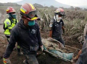 Pastor muere abrazado al púlpito durante erupción volcánica en Guatemala