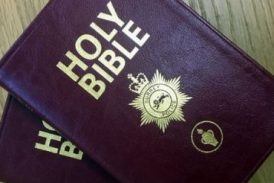 Policía provoca reacciones violentas por permitir distribución gratuita de biblias