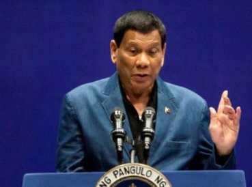 Presidente de Filipinas llama a Dios “estúpido” provocando revuelta en católicos