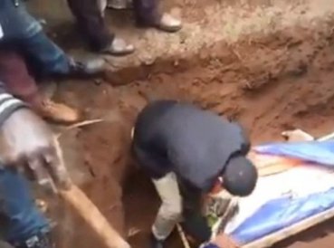 Autoproclamado profeta intenta resucitar a hombre sepultado y genera revuelta al fracasar