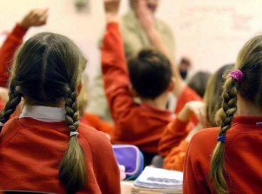 Escuelas incentivan ideología de género en niños causando ira en padres