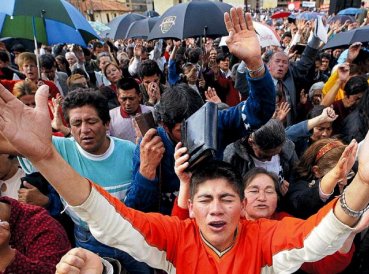 Evangélicos crecen en Latinoamérica mientras Papa Francisco intenta frenarlo