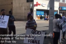 Evangelistas protestan ante iglesia que hacía culto “pro-LGBT”