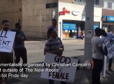 Evangelistas protestan ante iglesia que hacía culto “pro-LGBT”