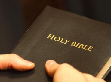 Hombre contrabandea  la Palabra de Dios en un lugar donde ser atrapado con una Biblia es la muerte