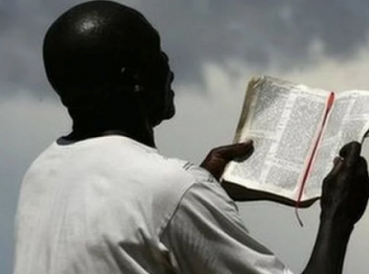 Hombre que era conocido como “diablo” abandona satanismo tras escuchar Evangelio