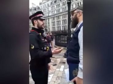 Iglesia llama a policías para arrestar a hombre que leía la Biblia frente al templo